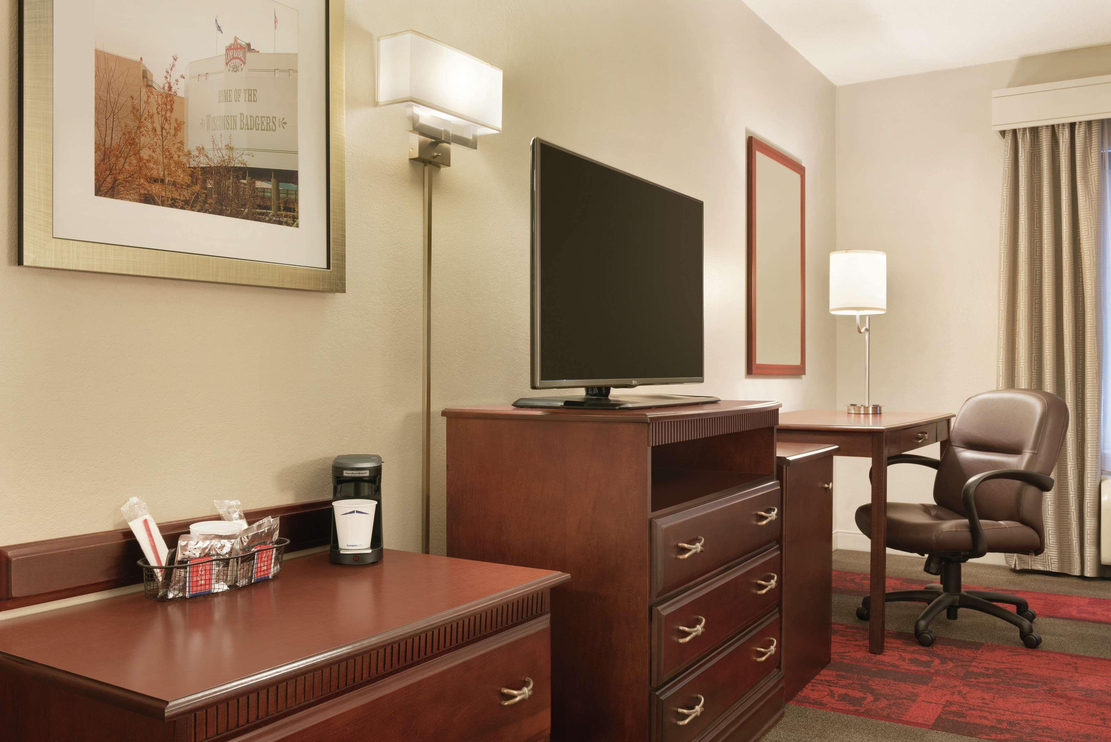 Hampton Inn & Suites Madison - West Екстериор снимка