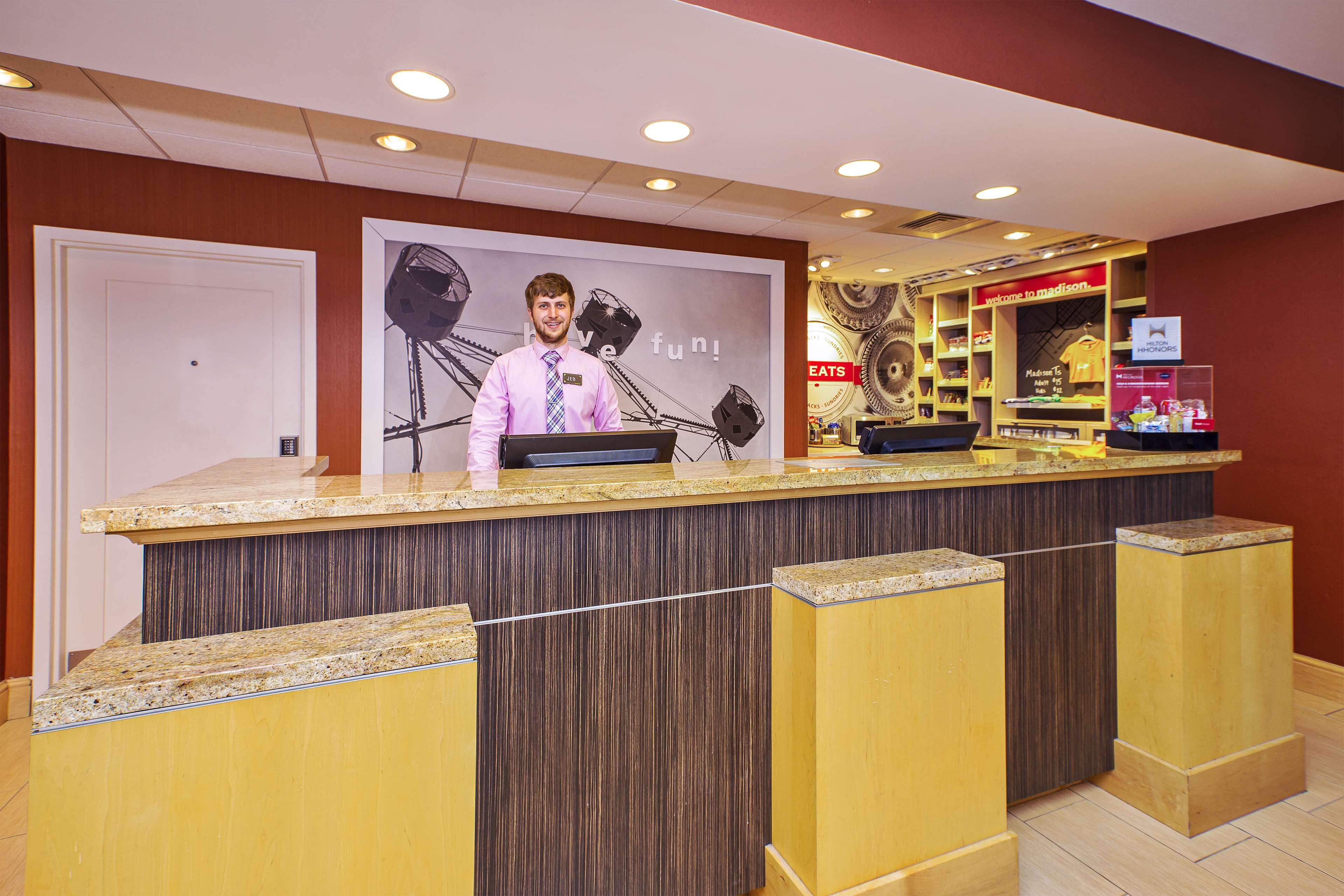 Hampton Inn & Suites Madison - West Екстериор снимка